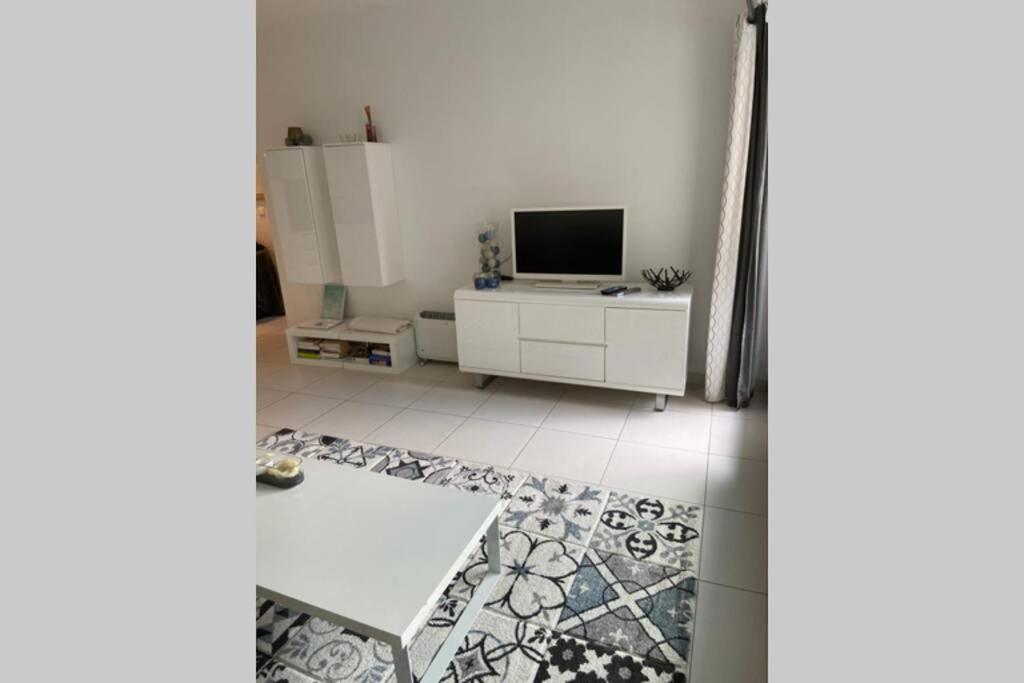 App Le Rocazur Avec Piscine Et Parking En Bord De Mer A 500M Du Centre Ville Menton Exterior foto